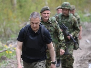 Стефановић обишао базе у Копненој зони безбедности: Наставићемо да инвестирамо у наше војнике