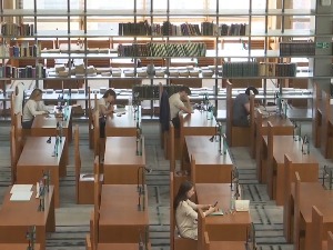 Студенти у празничном расположењу - празне столице у читаоницама чекају јун да буду загрејане 