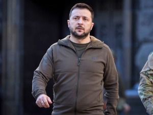 Препознатљиви зелени дукс Зеленског продат за 90.000 фунти 