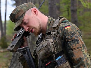 Звецкање Трећим светским ратом: Немачка, лечени милитариста, на размеђи рата и мира Звецкање Трећим светским ратом: Немачка, лечени милитариста, на размеђи рата и мира