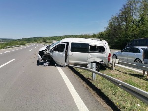 Комби са украјинским држављанима слетео са ауто-пута код Ниша, двоје деце повређено