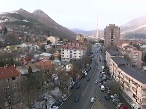 Каменован аутобус који превози Србе повратнике из Осојана у Косовску Митровицу 