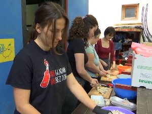 Група младих Новосађана већ две године кува за оне који немају - свака помоћ добродошла