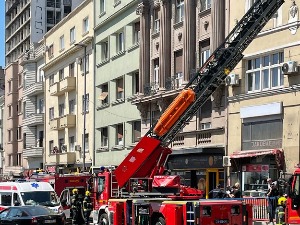 Угашен пожар у стамбеној згради на Зеленом венцу, запалило се окно лифта