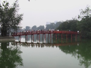 Čari čudesnog jezera Hoan Kiem i lutkarskog pozorišta u Hanoju