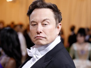 Маск ставио куповину Твитера „на чекање“, акције компаније изгубиле 23 одсто вредности