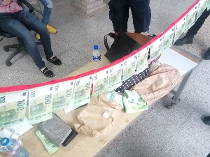 Градина, више од 100.000 евра и 250 грама злата нађени у кесицама за пециво