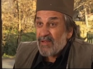 Село гори а баба се чешља