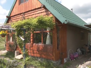 Побегли у пасивне крајеве и изградили кућу која сама плаћа рачуне