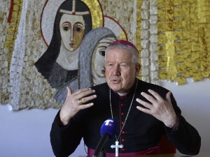 Надбискуп Хочевар честитао патријарху Порфирију на литургији помирења