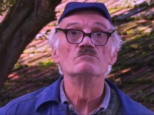 Село гори а баба се чешља