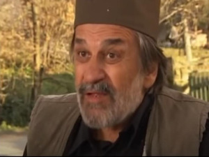 Село гори а баба се чешља