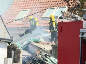 Požar na Novom Beogradu - vatrogasci izvukli ženu, druga osoba zarobljena u kući