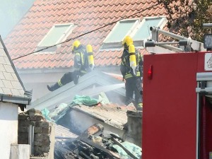Požar na Novom Beogradu - vatrogasci izvukli ženu, druga osoba zarobljena u kući Požar na Novom Beogradu - vatrogasci izvukli ženu, druga osoba zarobljena u kući