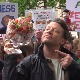 Џејми Оливер протестује испред Даунинга 10 са десертом „Итонски хаос“