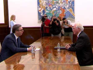 Вучић са Хилом: Све напоре треба усмерити на дијалог под окриљем ЕУ