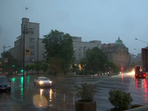 Делови Београда без струје због невремена – гром ударио у кућу, проблеми у градском саобраћају