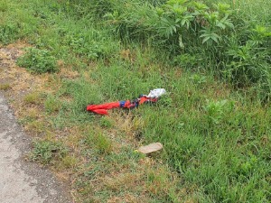 Група Албанаца запалила заставу Србије у Прилужју