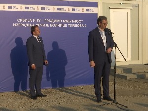 Вучић са Вархељијем обишао "Тиршову 2": Ако нисмо уложили у здравље деце, као да нисмо уложили ни у шта
