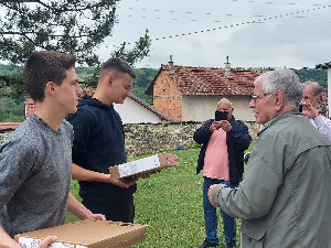 Представници организације "Спасимо српску децу" посетили ђаке на КиМ