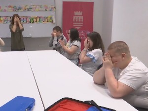 Особе са аутизмом помоћу уметничких радионица стичу нове вештине