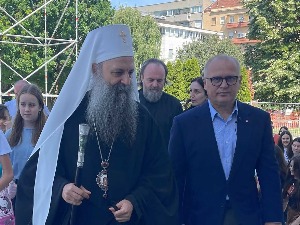 Патријарх Порфирије са децом са KиМ и из Црне Горе