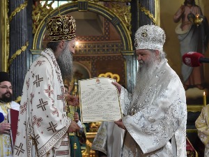 Патријарх Порфирије уручио томос архиепископу македонско-охридском Стефану