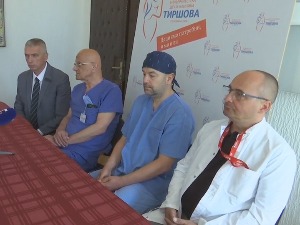 Чувени британски кардиохирург девети пут у Тиршовој, са нашим лекарима спасао 30 деце