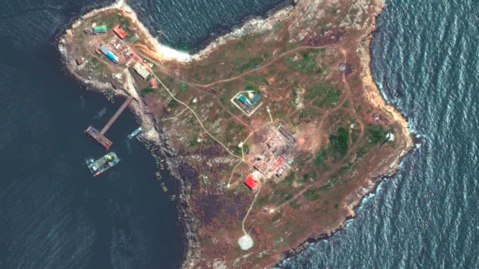 Змијско острво у Црном мору, камен начичкан пројектилима Змијско острво у Црном мору, камен начичкан пројектилима