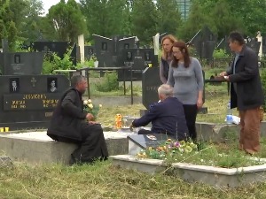 Задушнице на КиМ, гробља зарасла у коров, трагови поломљених споменика