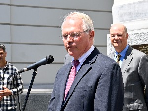 Хил: Србија треба да одлучи где жели да буде