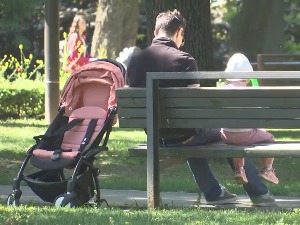 Деца уче кроз игру о себи и свету, како помаже програм “Подстицајно родитељство“