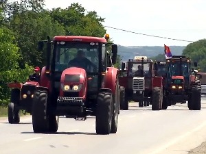 Протест пољопривредника из Браничевског округа, на сат времена блокирали улаз у Пожаревац