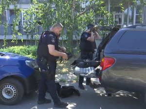 Провера објеката после дојаве о бомби – екипа РТС-а са специјалном јединицом МУП-а