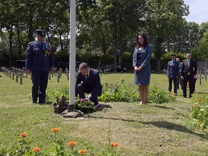 Стефановић положио венац на Српско војничко гробље у Тијеу