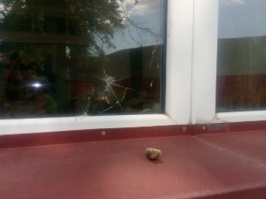 Шездести напад на српску имовину на КиМ, каменована школа код Вучитрна