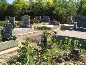 Вандалски чин у Новом Кнежевцу, на локалном гробљу оштећено осам надгробних споменика