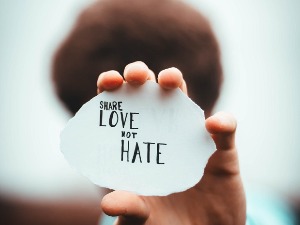 Међународни дан борбе против говора мржње; УСАИД: Одговорност на родитељима и наставницима