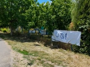 Графит "УЧК" на огради плаца у Грачаници