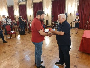 Уручени уговори о куповини станова за 60 избегличких породица у Београду