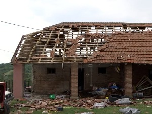 Јако невреме у Рачи, уништено 20 година рада за 15 минута 