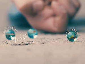 Кликери: Зашто не паднемо са ролекостера, центрифугална сила