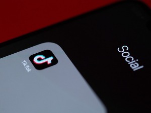 Вратоломије, турпијање зуба, гутање магнета – на какве све Тик Ток изазове су млади спремни