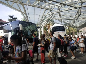 Део путника из Рима враћа се аутобусом за Србију, решење и за лекаре у Франкфурту