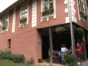 Пој славуја, мир, деликатеси и вина -  чари српске Шампање зову у Латковац