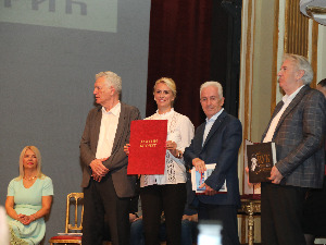 Златни беочуг у рукама Божице Велоусис