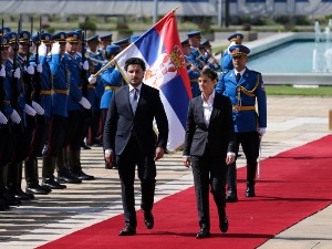 Абазовић допутовао у Београд, свечани дочек испред Палате Србија