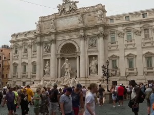 Италијани гасе фонтане и тушеве на плажама, препорука да се судови перу ручно