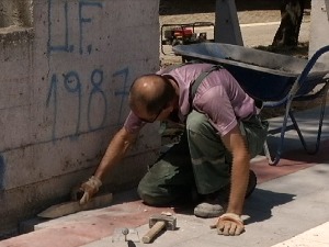 Радници на прегрејаном асфалту, може ли инспекција да их заштити од врућине и послодаваца