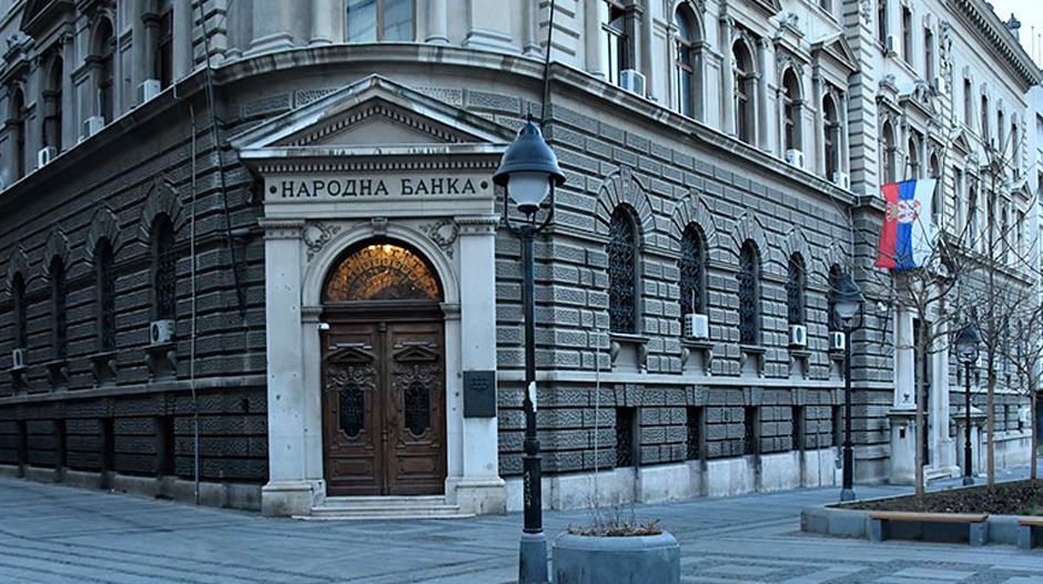 Како инфлација "мути воду" – када купујете флаширану воду заправо плаћате нафту Како инфлација "мути воду" – када купујете флаширану воду заправо плаћате нафту